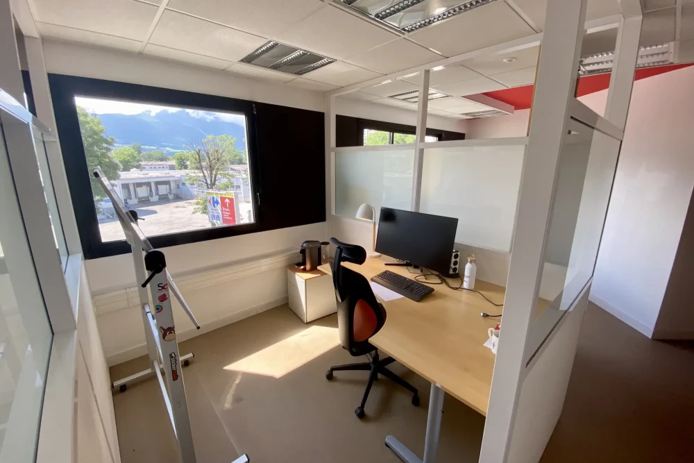 Open Space - 73000 - 8 postes - 250€