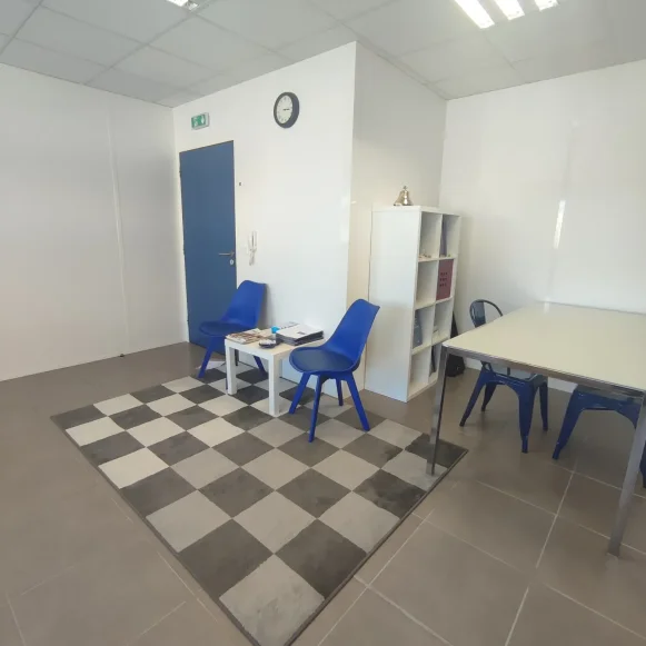Bureau privé 39 m² 7 postes Coworking Route de Berre Aix-en-Provence 13090 - photo 2