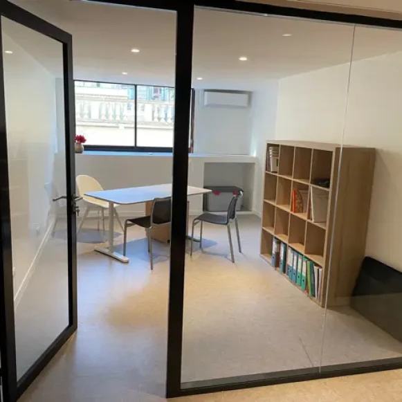 Bureau privé 19 m² 4 postes Coworking Boulevard Victor Hugo Montpellier 34000 - photo 2