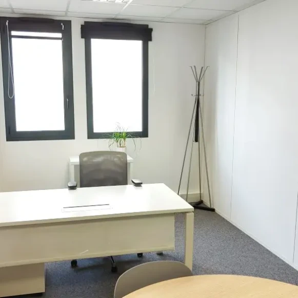 Bureau privé 15 m² 2 postes Coworking Avenue Barbara Trignac 44570 - photo 4