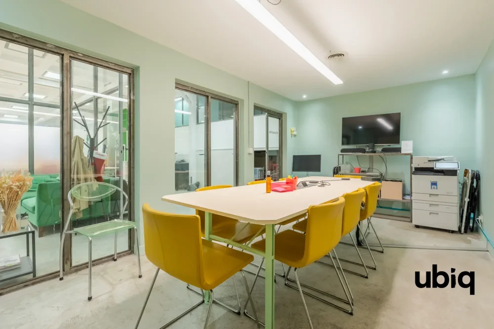 Espace indépendant - 75020 - 32 postes - 8300€