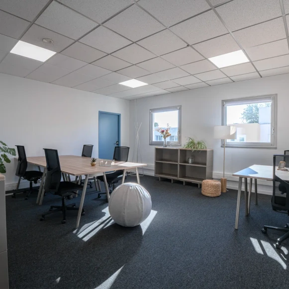 Bureau privé 28 m² 6 postes Coworking Avenue Léonard de Vinci Pessac 33600 - photo 1