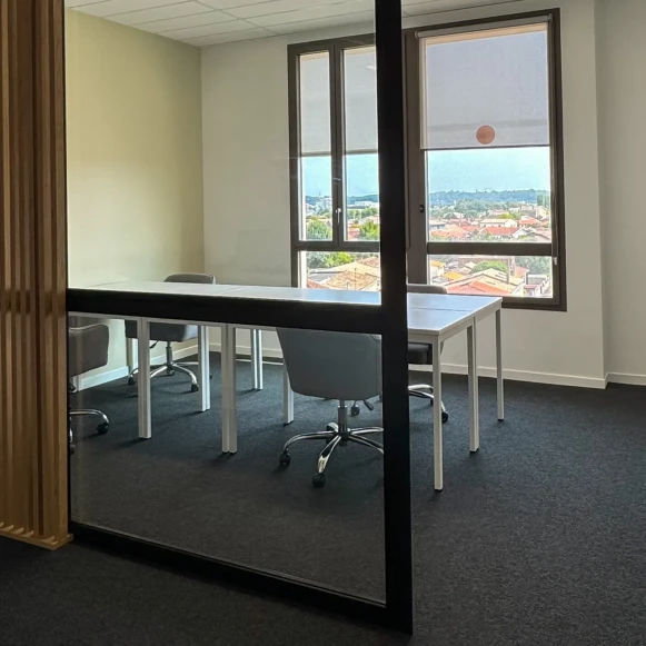 Bureau privé 14 m² 4 postes Coworking Rue Ferdinand Buisson Bègles 33130 - photo 1