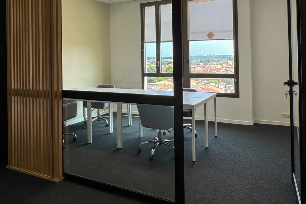 Bureau privé - 33130 - 4 postes - 1300€
