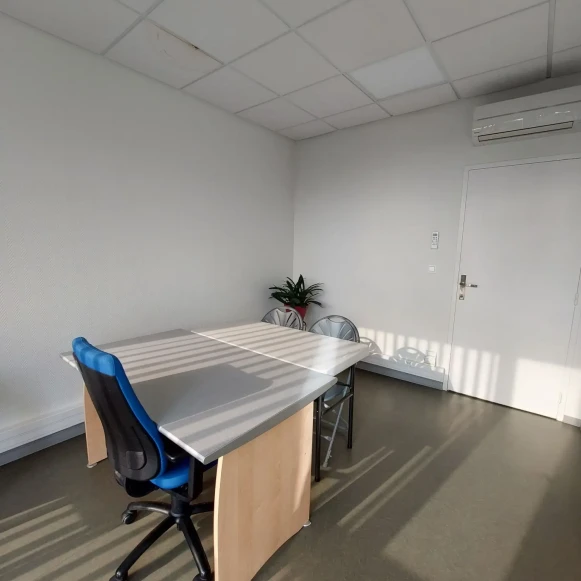 Bureau privé 14 m² 2 postes Coworking Chemin de la Chasse Colomiers 31770 - photo 3