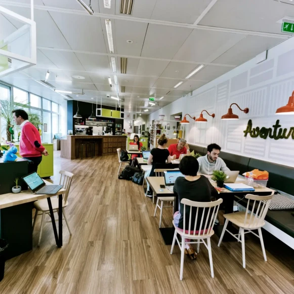 Bureau privé 22 m² 6 postes Coworking Esplanade du Général de Gaulle Courbevoie 92931 - photo 1
