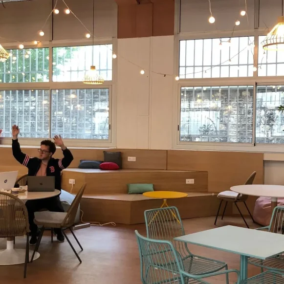 Bureau privé 20 m² 6 postes Coworking Rue Pierre Brossolette Levallois-Perret 92300 - photo 1