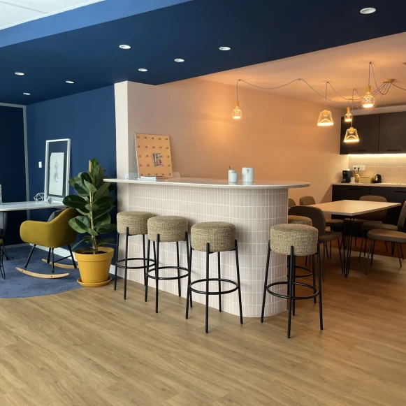 Bureau privé 12 m² 3 postes Coworking Avenue de Corinthe Marseille 13006 - photo 1