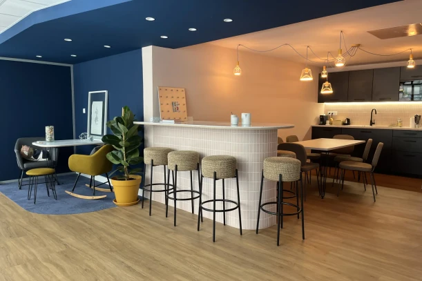 Bureau privé - 13006 - 3 postes - 870€