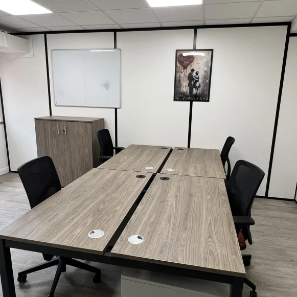 Bureau privé 15 m² 4 postes Location bureau Rue Jeanne Braconnier Meudon 92360 - photo 1
