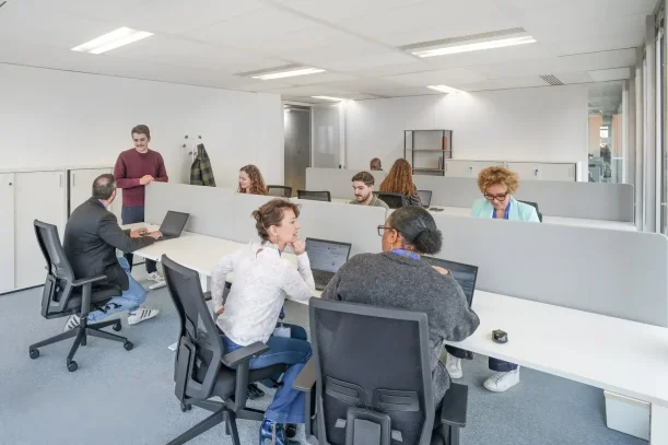 Bureau privé - 75020 - 4 postes - 2052€