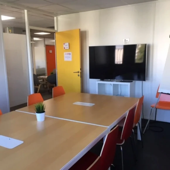 Bureau privé 15 m² 3 postes Coworking Rue Marcellin Berthelot Aix-en-Provence 13290 - photo 2