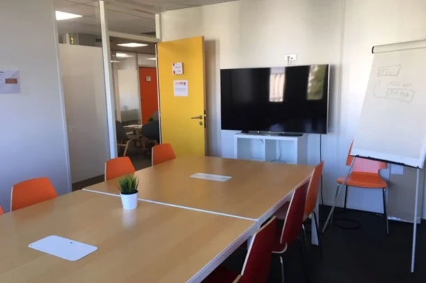 Bureau privé - 13290 - 3 postes - 900€