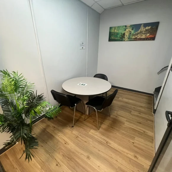 Bureau privé 15 m² 4 postes Coworking Rue Rabelais Montreuil 93100 - photo 3