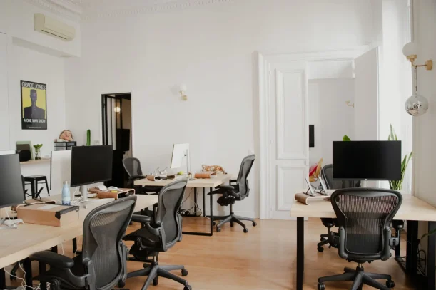 Espace indépendant - 75010 - 12 postes - 8000€