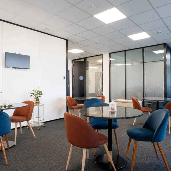 Bureau privé 5 m² 1 poste Coworking Allée Alexandre Borodine Saint-Priest 69791 - photo 4