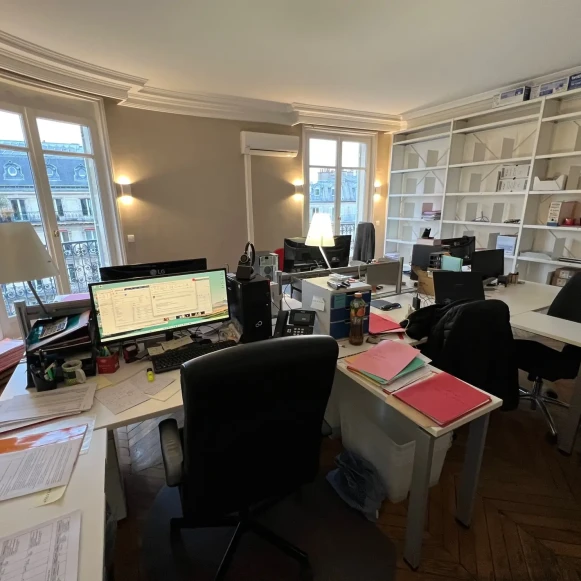 Bureau privé 33 m² 8 postes Location bureau Boulevard Malesherbes Paris 75008 - photo 2