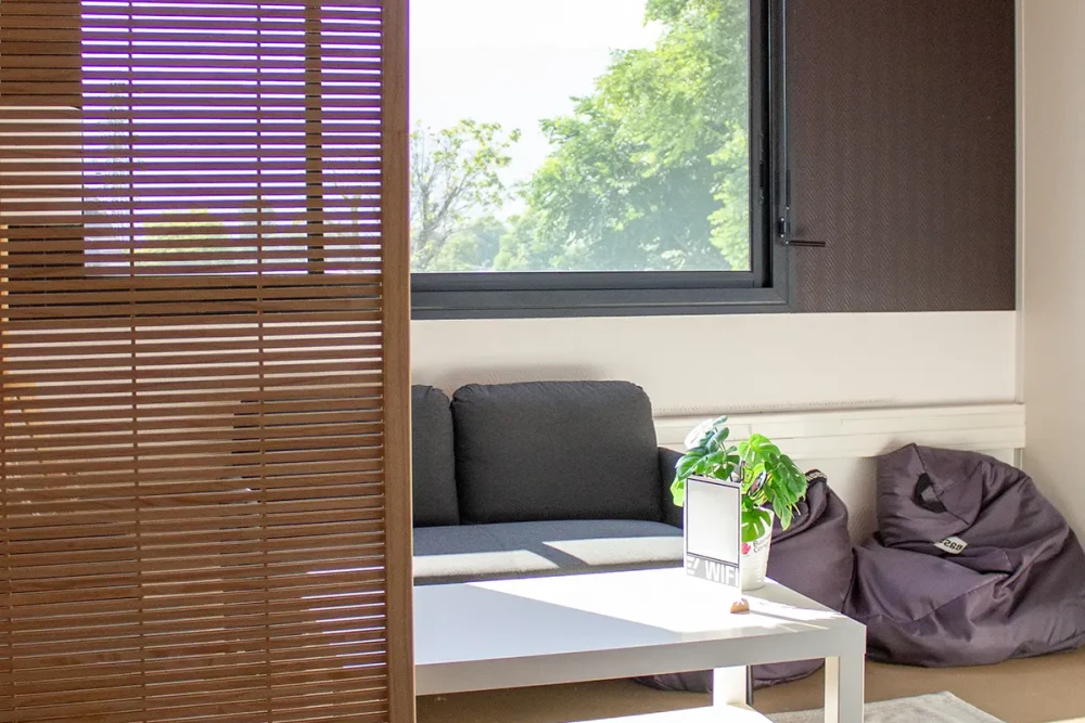 Open Space - 73000 - 8 postes - 250€