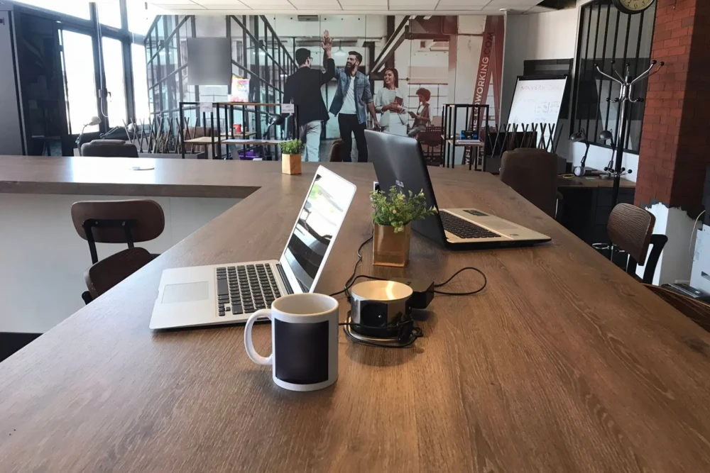 Open Space - 67100 - 9 postes - 300€