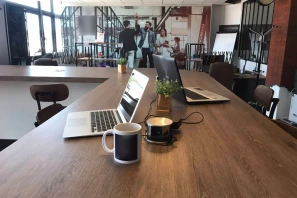 Open Space - 67100 - 9 postes - 300€