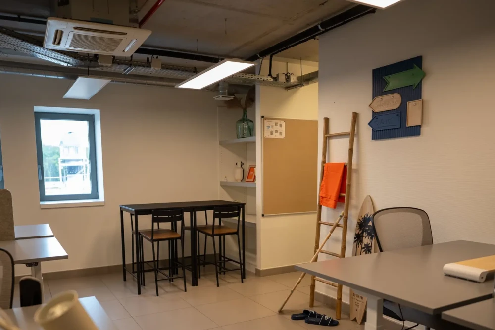 Open Space - 01210 - 16 postes - 150€