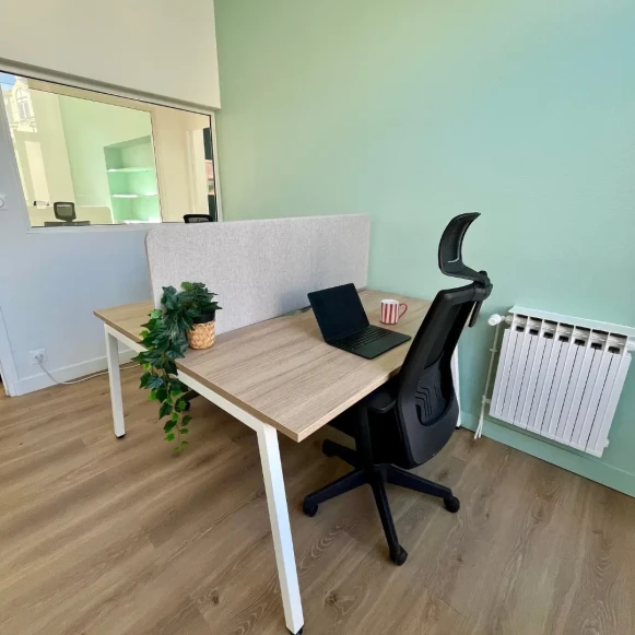 Bureau privé 12 m² 2 postes Location bureau Cours Saint-Louis Bordeaux 33300 - photo 2