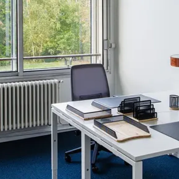 Bureau privé 12 m² 3 postes Coworking Parvis Colonel Arnaud Beltrame Versailles 78000 - photo 6