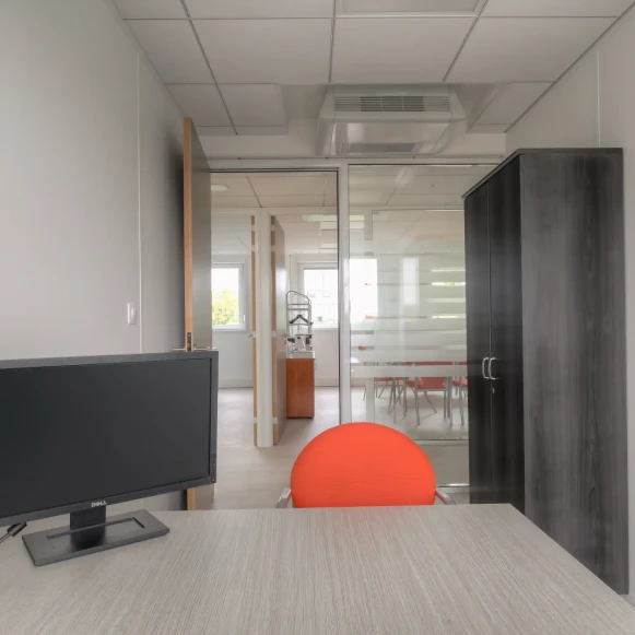 Bureau privé 9 m² 2 postes Location bureau Cours Albert Thomas Lyon 69008 - photo 2