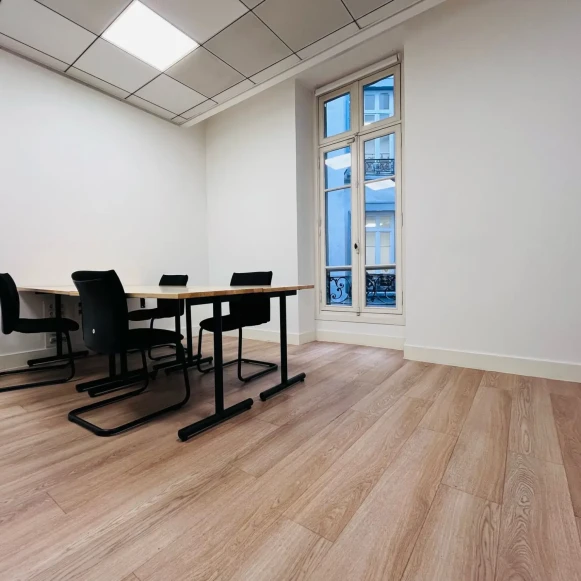 Bureau privé 22 m² 6 postes Coworking Rue de la République Marseille 13001 - photo 2