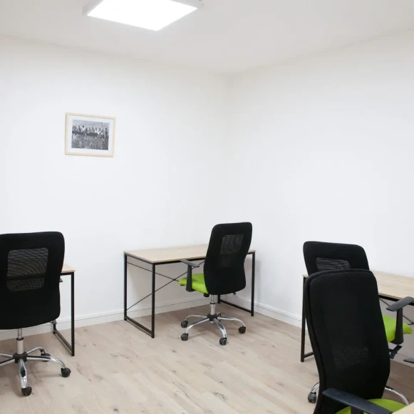 Bureau privé 18 m² 4 postes Coworking Rue Rabelais Montreuil 93100 - photo 1