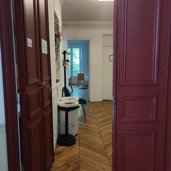Bureau privé 20 m² 6 postes Coworking Boulevard de Magenta Paris 75010 - photo 5