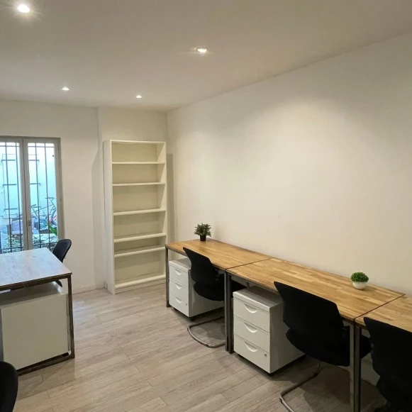 Bureau privé 25 m² 6 postes Coworking Rue des Epinettes Paris 75017 - photo 1