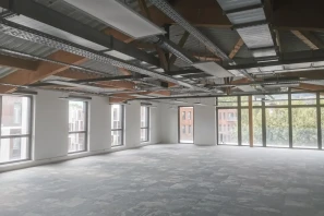 Bureau privé - 38240 - 25 postes - 2502€