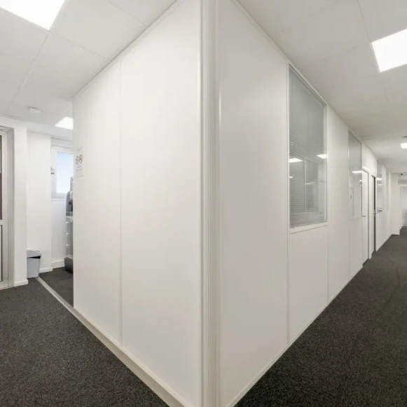 Bureau privé 26 m² 4 postes Location bureau Rue Cartier Bresson Pantin 93500 - photo 3