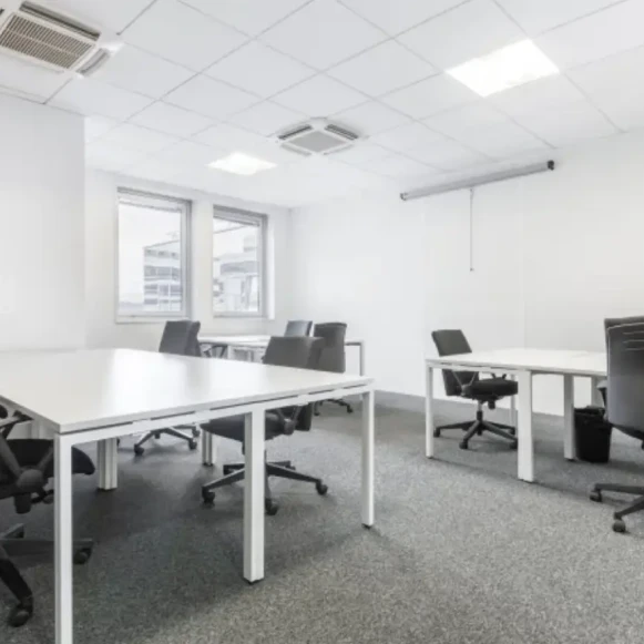 Bureau privé 12 m² 3 postes Coworking Rue des Chauffours Cergy 95000 - photo 2