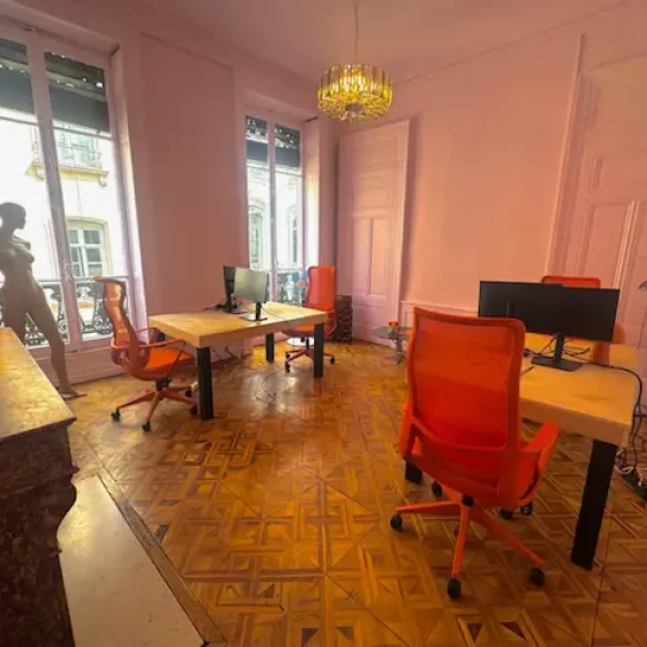 Bureau privé 15 m² 4 postes Coworking Rue d'Algérie Lyon 69001 - photo 3