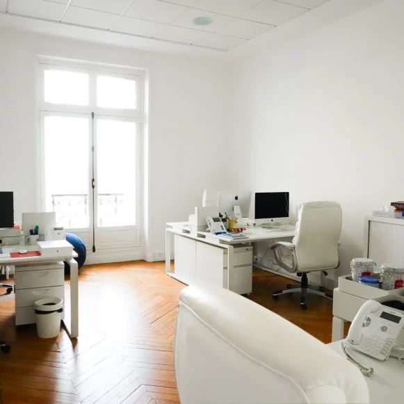 Bureau privé 46 m² 10 postes Location bureau Rue du Général Foy Paris 75008 - photo 1