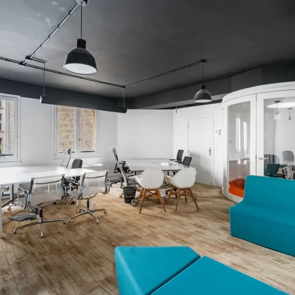 Bureau privé 343 m² 40 postes Location bureau Rue de Bassano Paris 75008 - photo 1