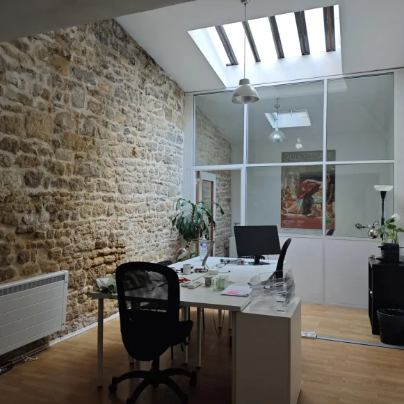 Bureau privé 33 m² 6 postes Location bureau Rue Saint-Antoine Paris 75004 - photo 1