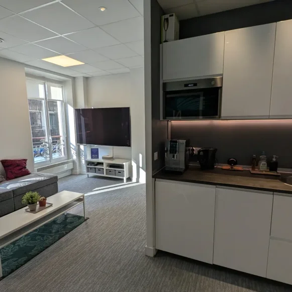 Bureau privé 16 m² 4 postes Location bureau Rue de Turenne Paris 75004 - photo 2