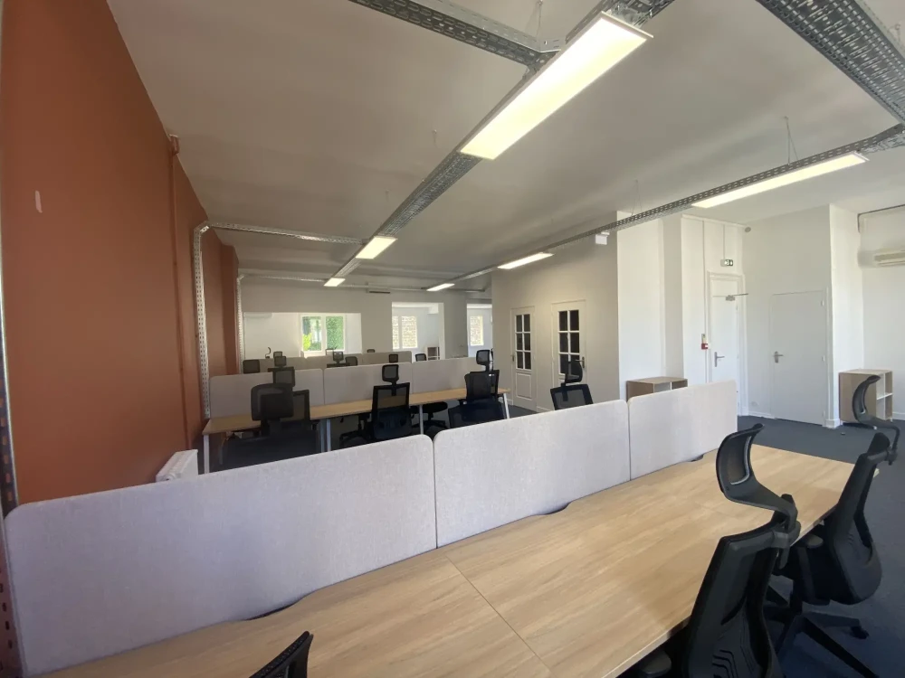 Open Space - 33300 - 18 postes - 300€