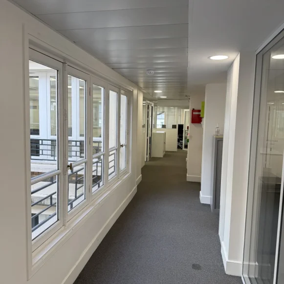 Bureau privé 15 m² 3 postes Location bureau Rue du Faubourg Montmartre Paris 75009 - photo 4