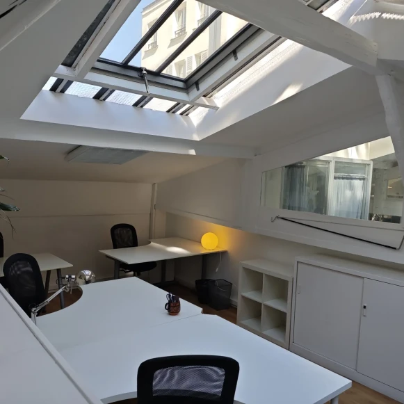 Bureau privé 16 m² 4 postes Location bureau Rue Saint-Antoine Paris 75004 - photo 1