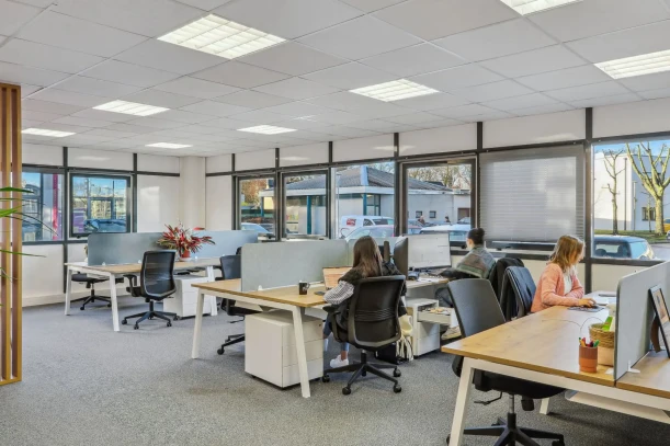 Open Space - 44300 - 12 postes - 230€