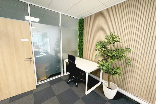 Bureau privé - 06200 - 4 postes - 935€