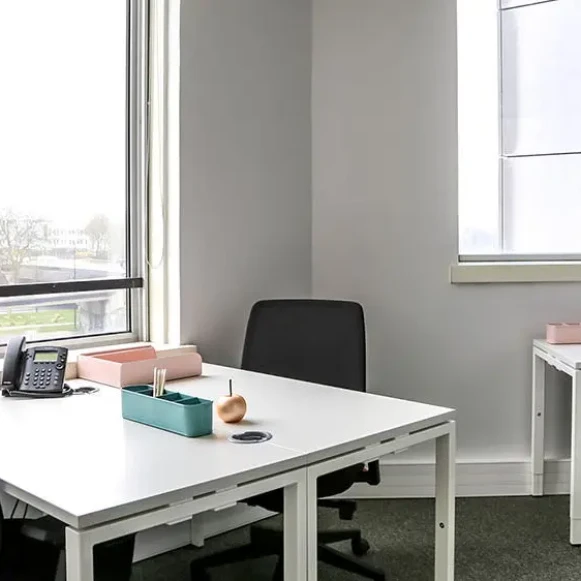 Bureau privé 12 m² 3 postes Coworking Rue George Stephenson Montigny-le-Bretonneux 78180 - photo 1