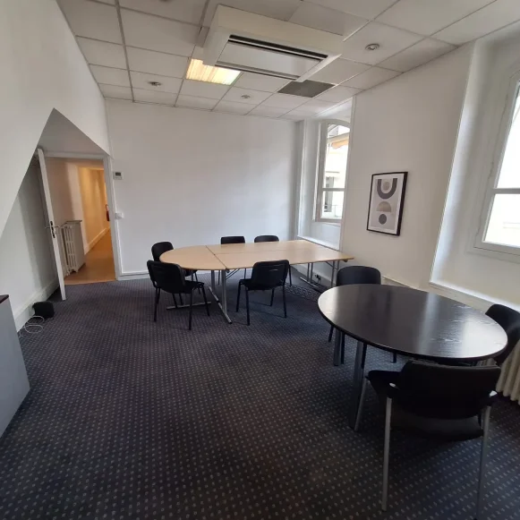 Bureau privé 27 m² 6 postes Coworking Avenue de Messine Paris 75008 - photo 4