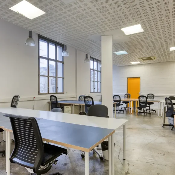 Bureau privé 77 m² 20 postes Location bureau Rue de l'Est Paris 75020 - photo 2