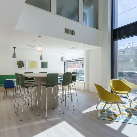 Bureau privé 25 m² 5 postes Coworking Rue Crepet Lyon 69007 - photo 2