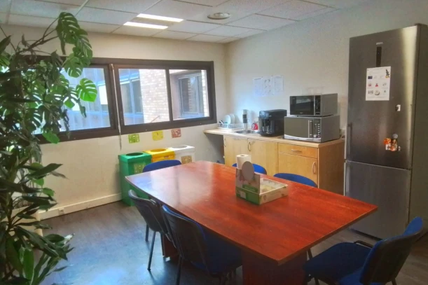 Open Space - 91940 - 8 postes - 185€